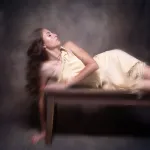 allongee-modele-style-indienne-flou-artistique_resultat