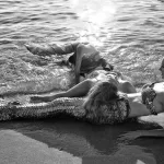 couple-sirenes-plage-aube-noir-blanc_resultat