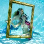 couple-sirenes-underwater-cadre-piscine