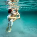 couple-underwater-enlace-mediteranee-bormes