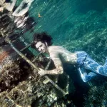 model-masculin-underwater-jeans-echelle-frejus