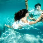 modele-underwater-brune-regarde-miroire-cote-azure